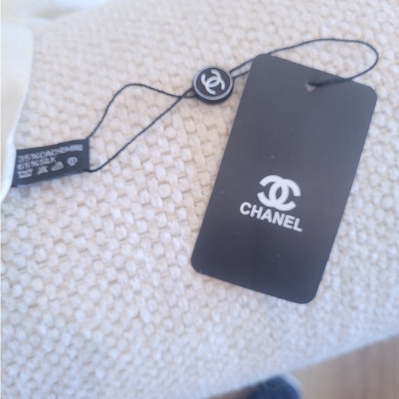 NWT Chanel Stunning scarf a must have for your wardrobe! - Picture 2 of 3
